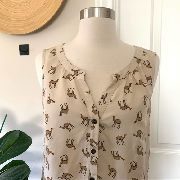 Croft and Barrow—Camel Style Sleeveless Blouse. S - Picture 3 of 5